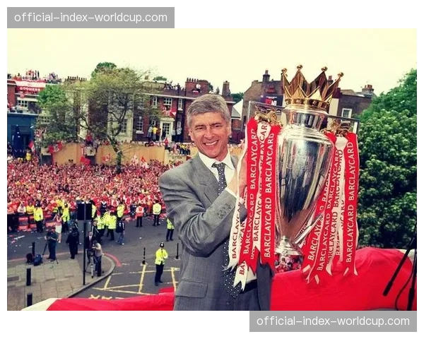 看台上的温格:阿森纳传奇回归法国观战老东家比赛 看台上的温格:阿森纳传奇回归法国观战老东家比赛