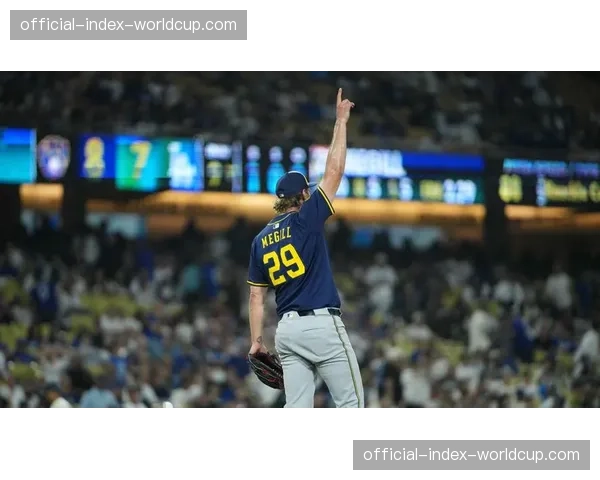 本垒打大战：美国队单场轰出四发，以8-5力克荷兰